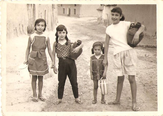 Jovenes de Mayorga posando con cántaros