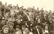 Gradas llenas en la plaza de toros de Mayorga