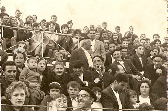 Gradas llenas en la plaza de toros de Mayorga