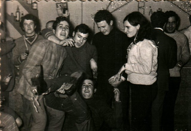 Amigos celebrando la Noche Vieja en Mayorga