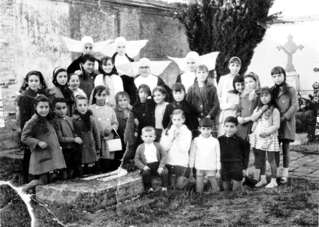 Las monjas y los alumnos en Mayorga