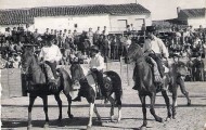 Foto de los Hermanos Redondo Ramos corriendo las llaves en Mayorga