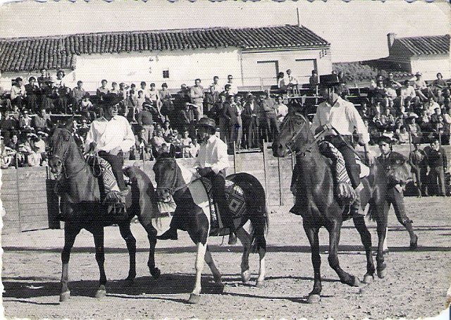 Foto de los Hermanos Redondo Ramos corriendo las llaves en Mayorga