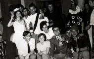 Foto de Mayorga con miembros de la chispa disfrazados