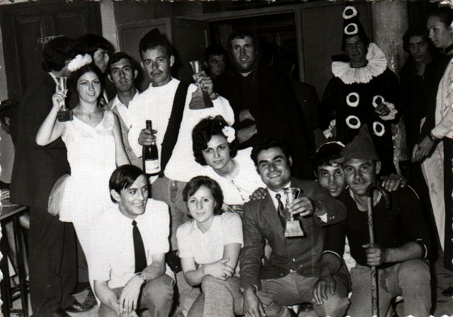 Foto de Mayorga con miembros de la chispa disfrazados
