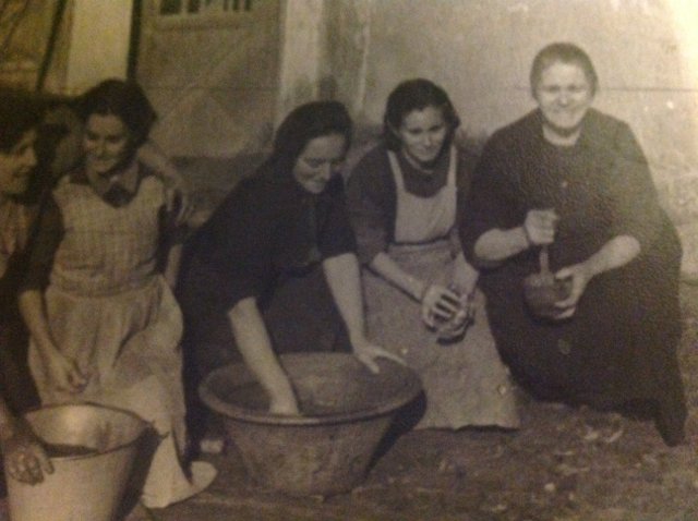 Mujeres de Mayorga haciendo chorizos