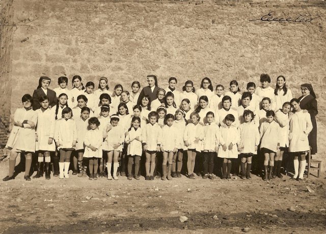 Foto de las monjas de Mayorga con sus alumnas