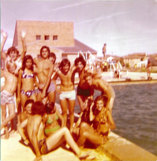 Foto de grupo en la piscina de Mayorga