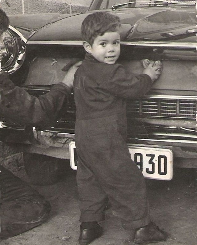 Foto de Carlos Magdaleno en el taller de Tarsicio en Mayorga