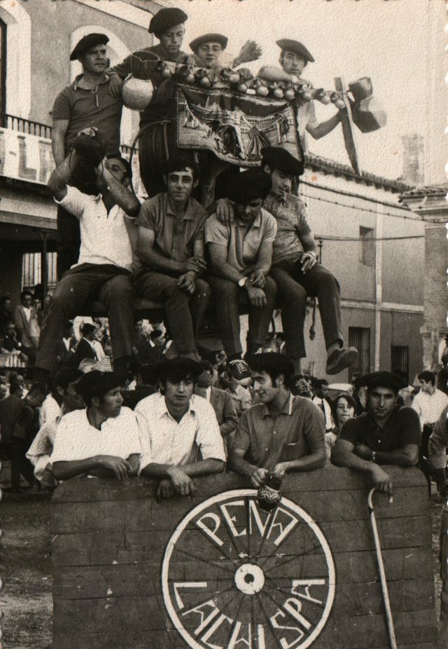 Foto de la Peña la Chispa de Mayorga. 1971