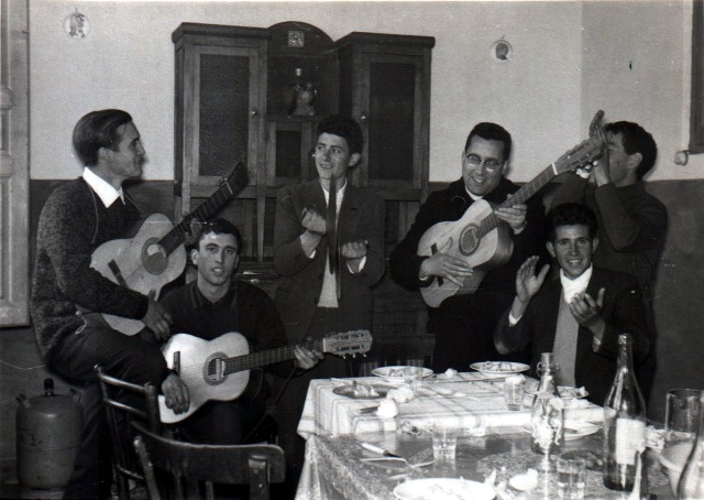 Foto de Mayorga. Cuadrilla cantando y tocando música.