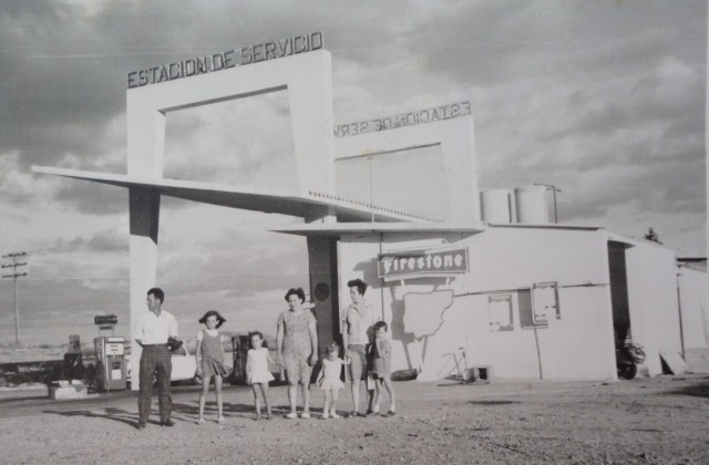 Foto de la familia Fernandez-Marcos en la Gasolinera de Mayorga