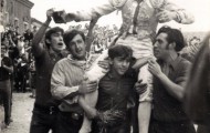 Foto de Felipe Borona a hombros llevado, entre otros, por Donato Espinel