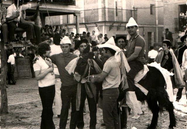 Foto de Fiestas de Mayorga. La peña la chispa con un burro