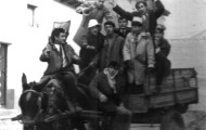 Foto de la noche de Reyes de Mayorga. Varias personas con un carro y una mula celebrando la fiesta.