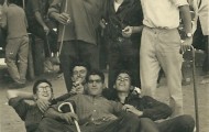 Foto de un grupo de amigos en la plaza de toros de Mayorga