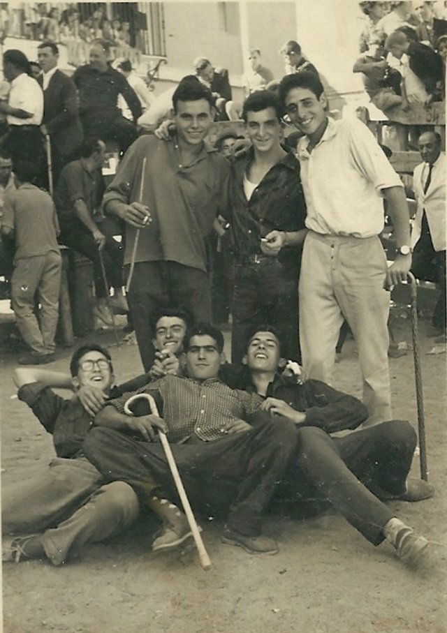 Foto de un grupo de amigos en la plaza de toros de Mayorga