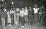 Grupo de gente bailando en el Vitor de Mayorga