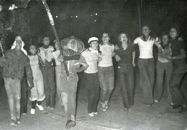 Grupo de gente bailando en el Vitor de Mayorga