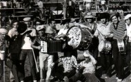 Foto de grupo en las fiestas de Mayorga con instrumentos musicales