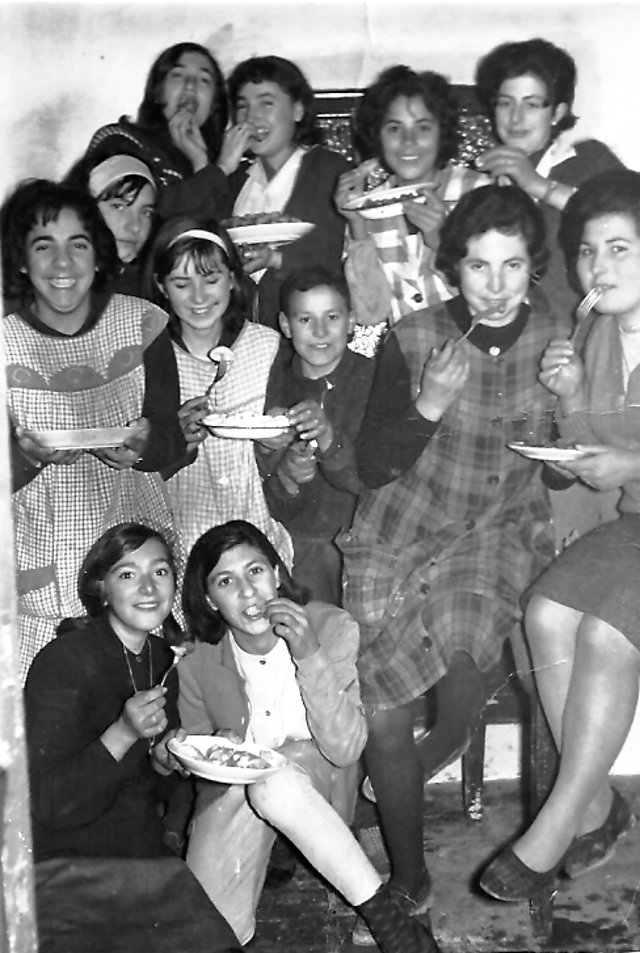 Mayorganas celebrando una merienda de catequesis