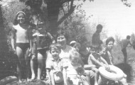 Foto de la familia Fernandez-Marcos en el río Cea de Mayorga