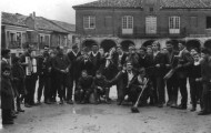 Foto de los quintos de 1964 junto a los músicos de Mayorga