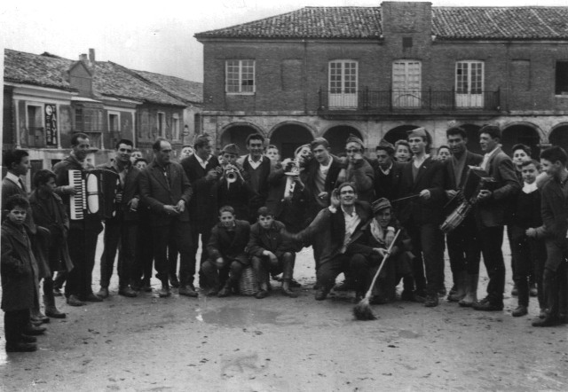 Foto de los quintos de 1964 junto a los músicos de Mayorga
