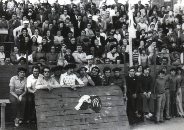Foto de los de la peña el Silencio en la plaza de toros de Mayorga