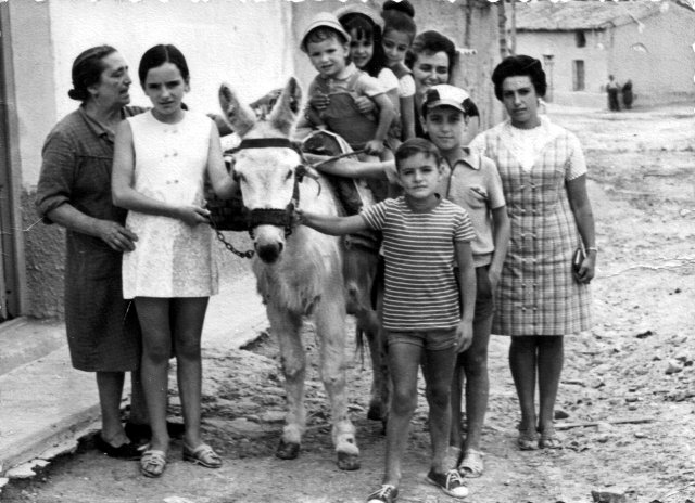 Foto de un grupo de Mayorganos en la calle Santo Toribio de Mayorga