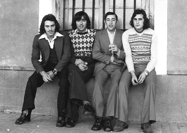 Foto de amigos en la plaza de Mayorga 1973