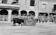 Foto de las fiestas de Mayorga en 1970. Tablero y toro