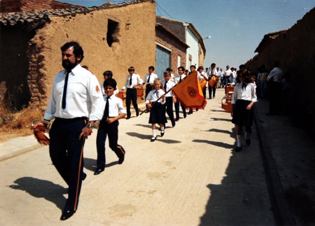 Foto de la banda de Cornetas y Tambores de Mayorga en Cabezón de Valderaduey 1990