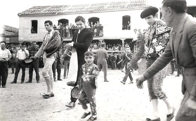 Foto de los toreros en el paseillo durante las fiestas de Mayorga