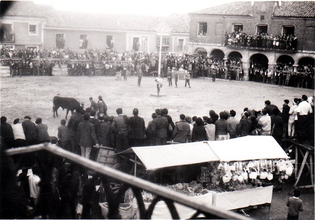 Panorámica de la plaza de toros en las fiestas de Mayorga