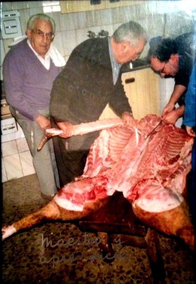 Familia Pascual realizando la matanza