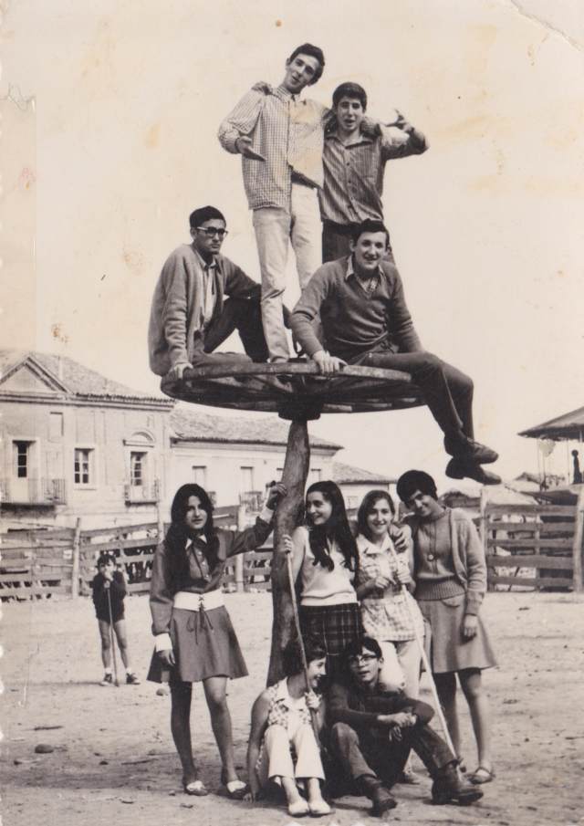 Foto de amigos en la rueda de la plaza de toros de Mayorga