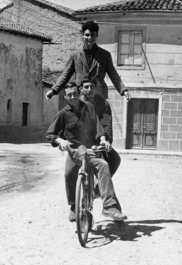 Foto de tres amigos en Mayorga 1966