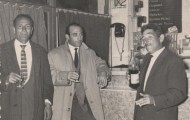 Foto de tres amigos en el Bar Central de Mayorga en 1967