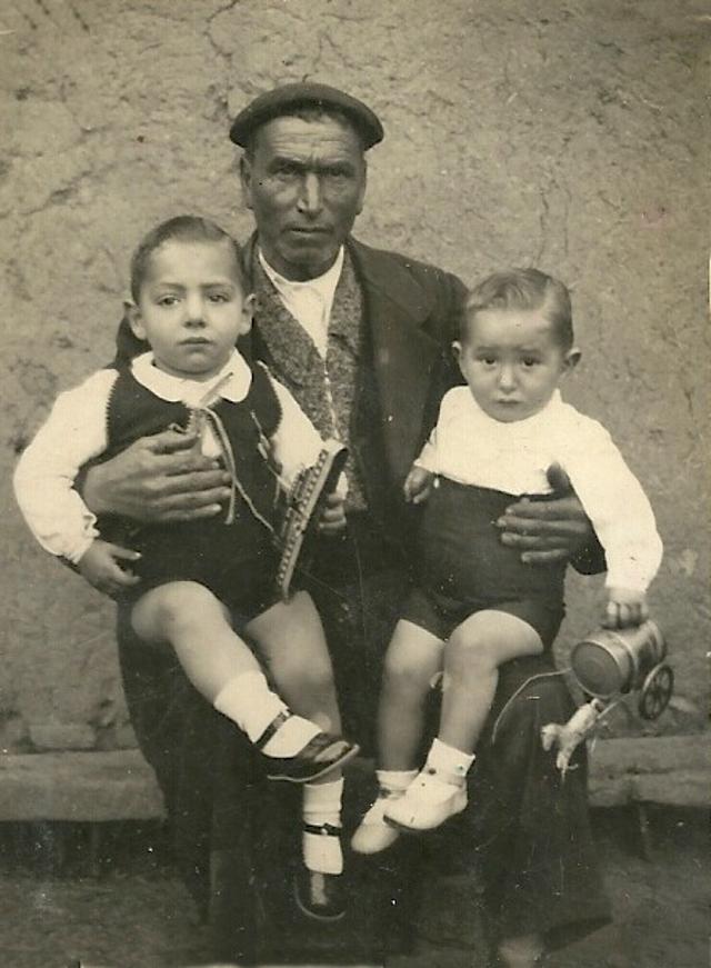 Foto de Faustino Pascual con sus hijos Lorenzo y Bernardino 1920