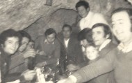 Foto de la bodega y los de la peña el Silencio en 1976