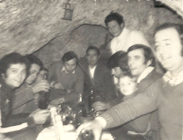 Foto de la bodega y los de la peña el Silencio en 1976