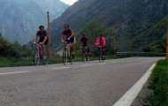 Foto del equipo ciclista de Mayorga en los Lagos de Covadonga