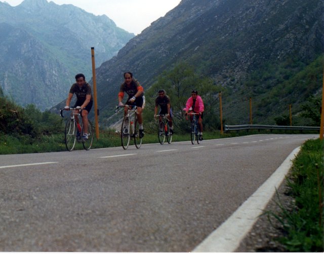 Foto del equipo ciclista de Mayorga en los Lagos de Covadonga