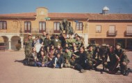 Foto de los quintos del 2000 en la plaza de Mayorga