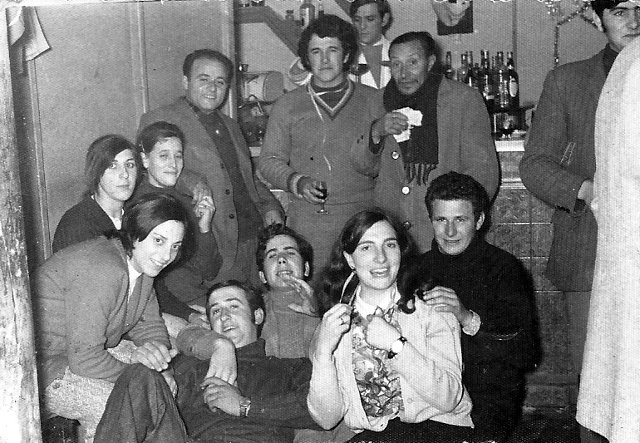 Foto de la celebración de la Nochevieja en Mayorga. Muchos de la Peña el Silencio. 1976