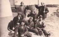 Foto de los Quintos Mayorga pidiendo huevos 1973