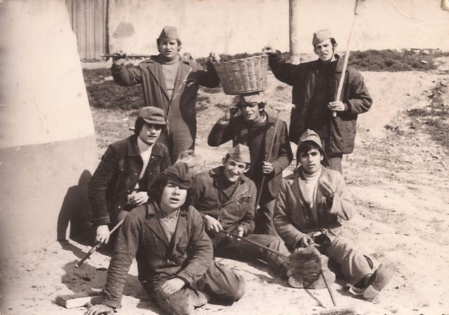 Foto de los Quintos Mayorga pidiendo huevos 1973
