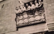 Foto de mujeres en el balcón fiestas Mayorga