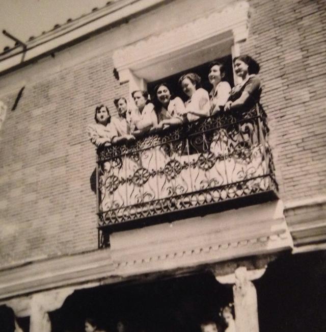 Foto de mujeres en el balcón fiestas Mayorga